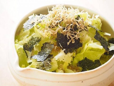 【季節のこころレシピvol.19】カリカリじゃこと醤油麹のレタスサラダ